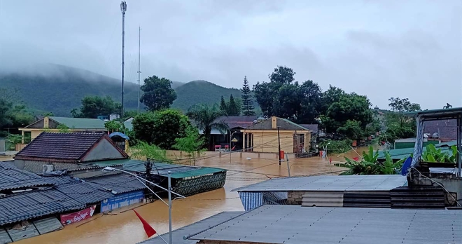 Nước ngập đến mái nhà, đội cứu hộ xuyên đêm dỡ ngói cứu người khỏi lũ - Ảnh 6. Nước ngập đến mái nhà, đội cứu hộ xuyên đêm dỡ ngói cứu người khỏi lũ - Ảnh 6.
