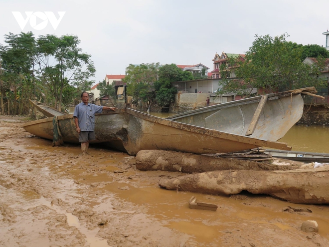 2 ông cháu bỏ lại nhà cửa, chèo đò ngược dòng nước lũ cứu hàng trăm người - Ảnh 1.