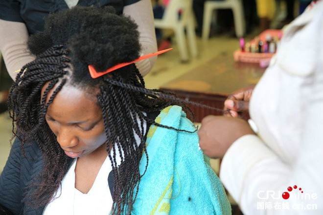Tại sao phụ nữ châu Phi lại để tóc xoăn? - Ảnh 1.