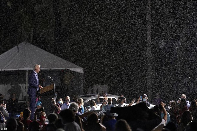 Ông Joe Biden đội mưa vận động cử tri ở bang chiến địa - Ảnh 6.