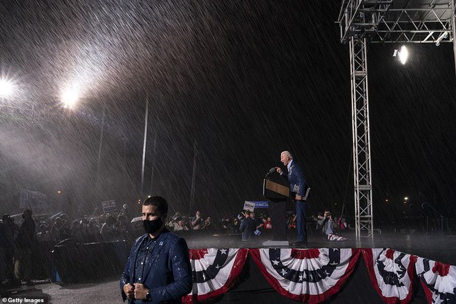 Ông Joe Biden đội mưa vận động cử tri ở bang chiến địa - Ảnh 8.