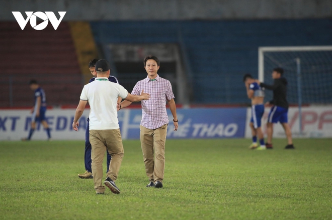 Ảnh: HLV Thành Công và cầu thủ Quảng Nam thẫn thờ khi nhận vé xuống hạng - Ảnh 8.