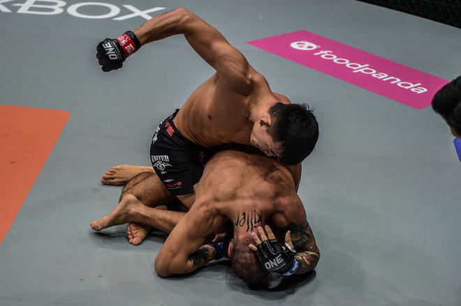 ONE Championship: Aung La N Sang nhận trận thua sốc trước đối thủ bất bại, Christian Lee bảo vệ thành công đai vô địch bằng chiến thắng chóng vánh - Ảnh 8.