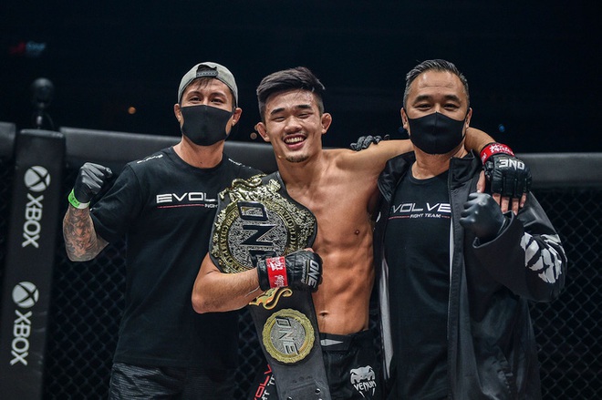 ONE Championship: Aung La N Sang nhận trận thua sốc trước đối thủ bất bại, Christian Lee bảo vệ thành công đai vô địch bằng chiến thắng chóng vánh - Ảnh 9.