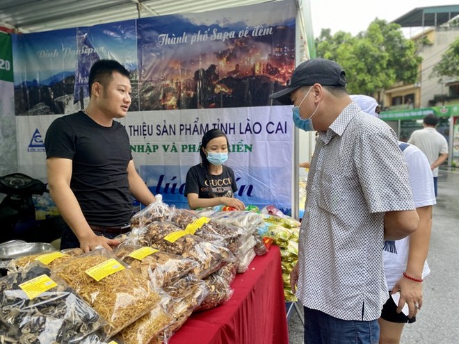 Cuối tuần, người dân Hà Nội ‘đội mưa’ đi mua đặc sản - Ảnh 2.