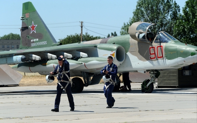 Những cỗ “xe tăng bay”: Su-25 của Nga giống A-10 Warthog của Mỹ chừng nào? - Ảnh 1.