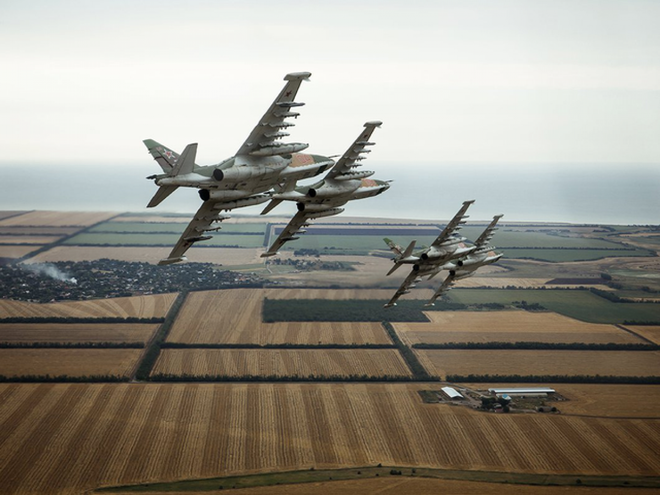 Những cỗ “xe tăng bay”: Su-25 của Nga giống A-10 Warthog của Mỹ chừng nào? - Ảnh 2.