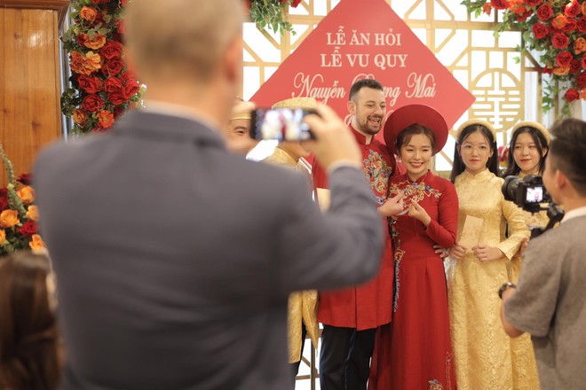 Đại sứ Anh làm chủ hôn cho đám cưới của cô phóng viên Việt và chàng trai Tây - Ảnh 3.