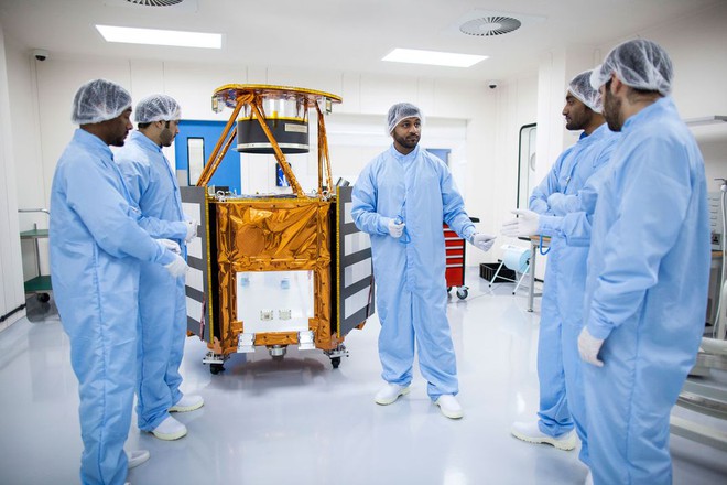 Nhóm kỹ sư cơ khí tại Trung tâm Vũ trụ Mohammed bin Rashid tiến hành một cuộc họp ngắn. Ảnh: Trung tâm Vũ trụ Mohammed bin Rashid
