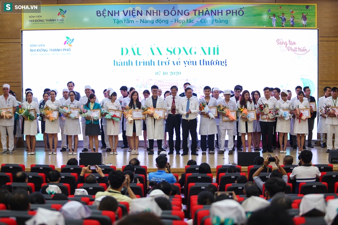 Trúc Nhi-Diệu Nhi đáng yêu ngày xuất viện, ca đại phẫu được xác nhận kỷ lục  Việt Nam - Ảnh 12.