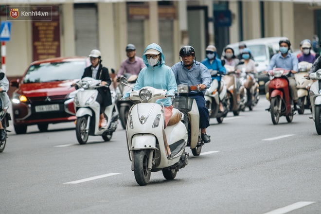 Chùm ảnh: Tiết trời se lạnh, người Hà Nội khoác thêm áo ấm, hưởng trọn không khí mát lành của mùa Thu - Ảnh 14.