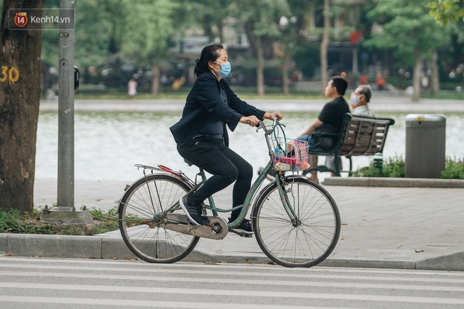 Chùm ảnh: Tiết trời se lạnh, người Hà Nội khoác thêm áo ấm, hưởng trọn không khí mát lành của mùa Thu - Ảnh 15.