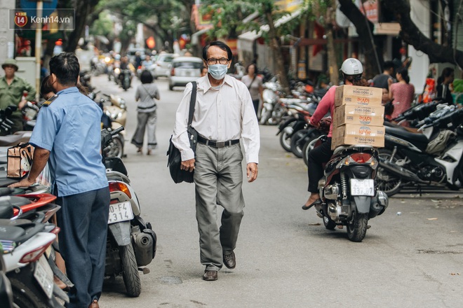 Chùm ảnh: Tiết trời se lạnh, người Hà Nội khoác thêm áo ấm, hưởng trọn không khí mát lành của mùa Thu - Ảnh 17.