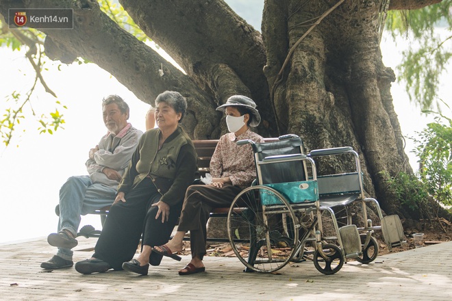 Chùm ảnh: Tiết trời se lạnh, người Hà Nội khoác thêm áo ấm, hưởng trọn không khí mát lành của mùa Thu - Ảnh 9.