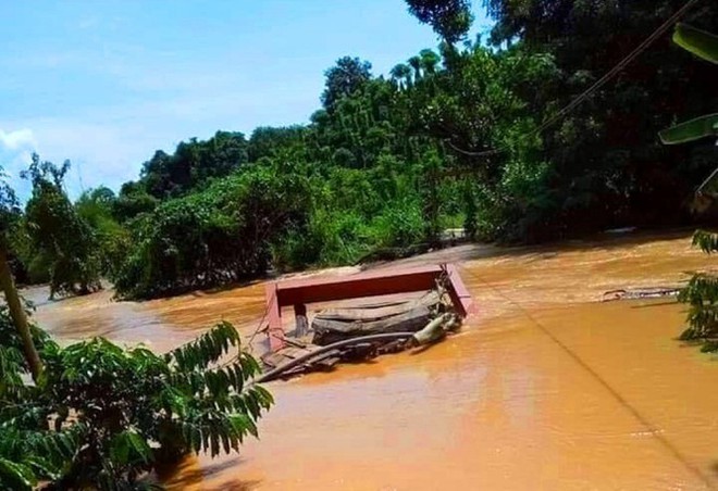 Tây Nguyên: Mưa lũ cuốn trôi người, nhấn chìm cầu và hàng trăm ha cây trồng - Ảnh 2.