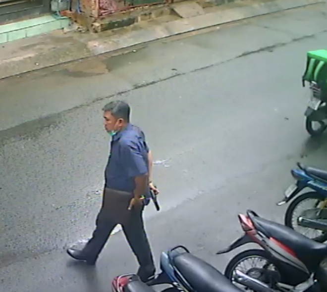 Công an xác minh người đàn ông cầm súng dọa 2 phụ nữ ở huyện Hóc Môn - Ảnh 1.