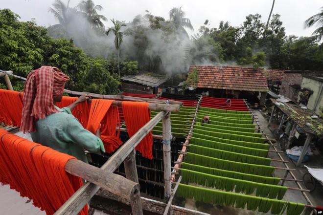 24h qua ảnh: Cặp tình nhân tận hưởng mùa thu bên bờ sông ở Nga - Ảnh 5.