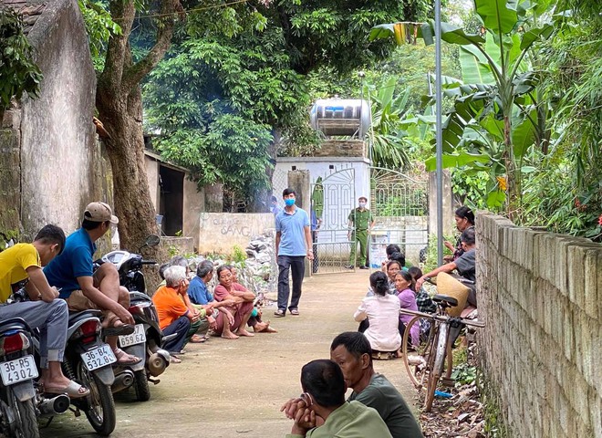 Vụ 2 vợ chồng già tử vong trong đêm: 2 người nằm cùng góc sân, bị chém nhiều nhát bằng dao gọt hoa quả - Ảnh 1.