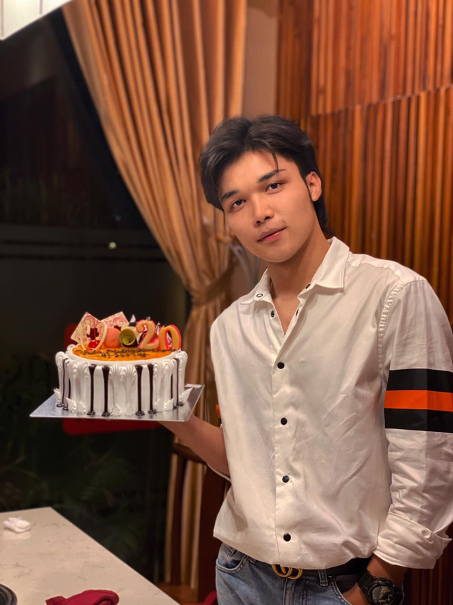 Được chị gái giàu có bao bọc, em trai Hòa Minzy có cuộc sống sung túc như thế nào? - Ảnh 6. Được chị gái giàu có bao bọc, em trai Hòa Minzy có cuộc sống sung túc như thế nào? - Ảnh 6.