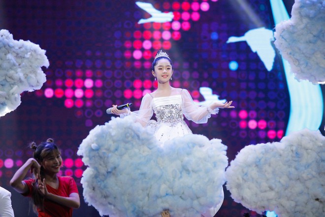 Sao nhí 11 tuổi Hoàng Thiên Nga: Con nuôi Bằng Kiều, hát 3 ngoại ngữ, chơi giỏi 4 nhạc cụ - Ảnh 7. Sao nhí 11 tuổi Hoàng Thiên Nga: Con nuôi Bằng Kiều, hát 3 ngoại ngữ, chơi giỏi 4 nhạc cụ - Ảnh 7.
