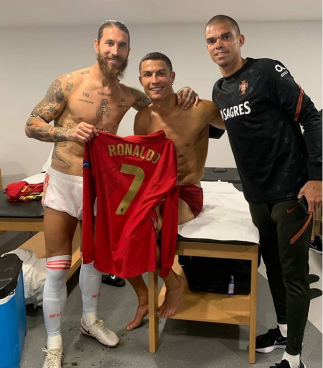 Ronaldo hớn hở trong ngày tái ngộ Ramos sau hơn 2 năm - Ảnh 1.