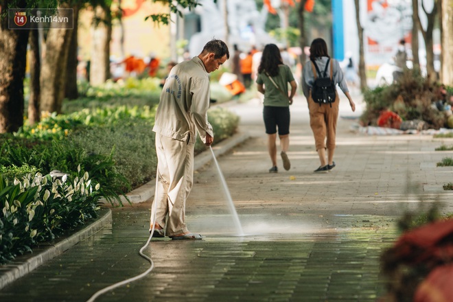 Người Hà Nội thích thú với diện mạo mới của hồ Gươm sau 5 tháng lát đá vĩnh cửu - Ảnh 4.