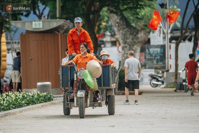 Người Hà Nội thích thú với diện mạo mới của hồ Gươm sau 5 tháng lát đá vĩnh cửu - Ảnh 5.