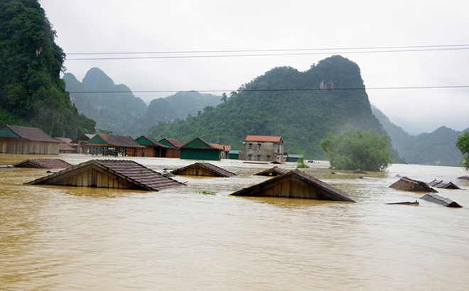 Lũ dâng cao ở Quảng Bình, cả một vùng chỉ còn thấy mái nhà