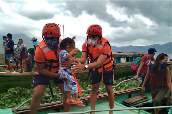 Philippines: Siêu bão mạnh nhất năm sắp đổ bộ, thảm họa chồng thảm họa - Ảnh 1.