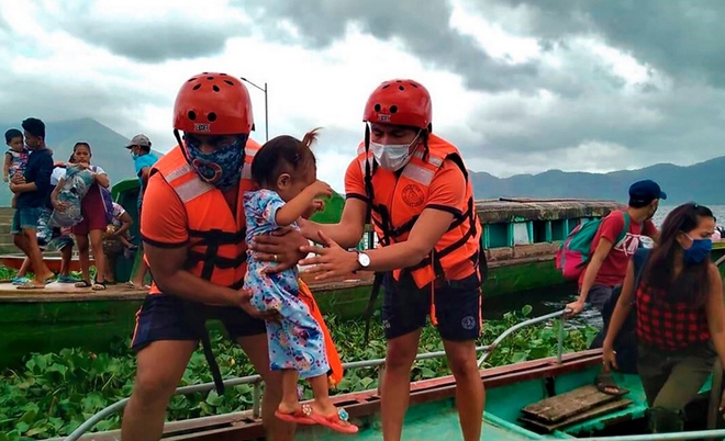 Hình ảnh bão Goni hoành hành Philippines - Ảnh 1.