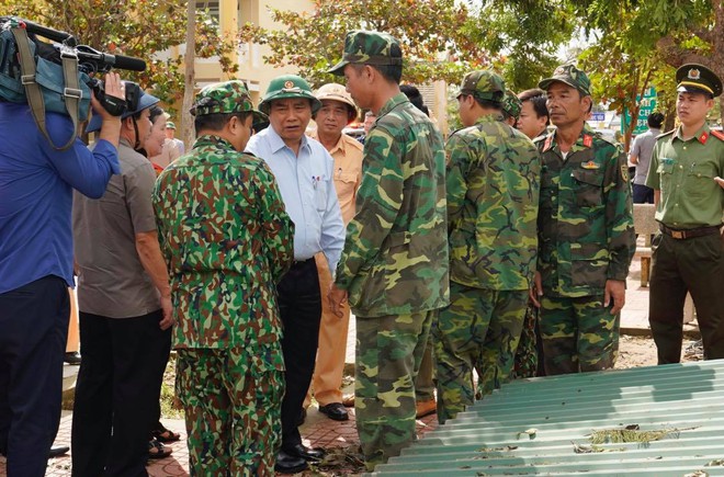 Thủ tướng thị sát, chỉ đạo khắc phục hậu quả bão lũ - Ảnh 5.