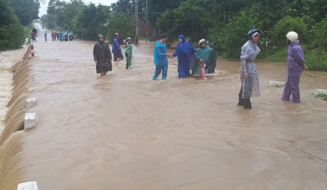 Bão số 12 đang tiến sát bờ biển Nha Trang: Sóng cuồn cuộn ập vào bờ, mưa lớn, gió rít liên hồi - Ảnh 1.