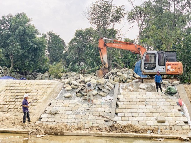 Bờ kè 20 tỷ chưa xong đã nát, dân thấp thỏm bên ngôi nhà chờ sập - Ảnh 17.