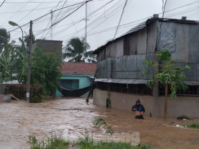 Nhiều nơi ở Khánh Hoà ngập lụt sau bão số 12 - Ảnh 3.