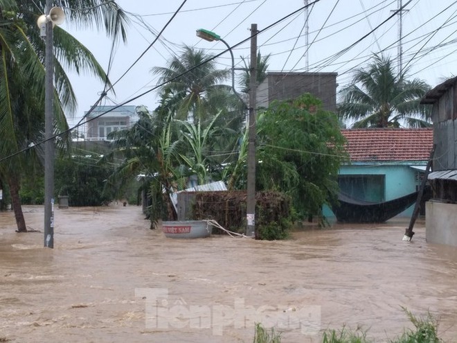 Nhiều nơi ở Khánh Hoà ngập lụt sau bão số 12 - Ảnh 4.