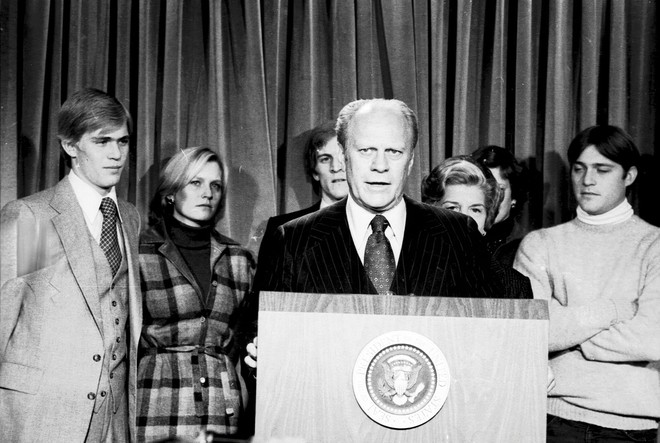 Từ Nixon đến Hillary, những ứng viên thất cử Tổng thống Mỹ đã chấp nhận rút lui như thế nào? - Ảnh 2.