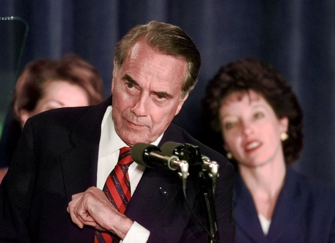 Từ Nixon đến Hillary, những ứng viên thất cử Tổng thống Mỹ đã chấp nhận rút lui như thế nào? - Ảnh 8.