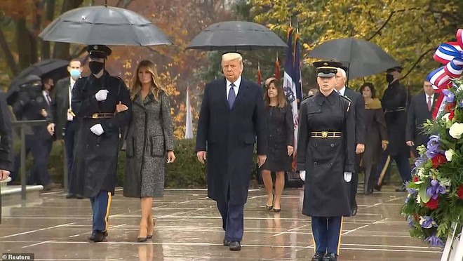 Lần đầu xuất hiện công khai cùng ông Trump sau ngày bầu cử, bà Melania có động thái lạ gây bão dư luận - Ảnh 3.