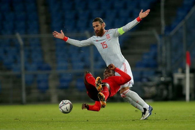 Sergio Ramos gây sốc khi sút hỏng 2 quả penalty, Tây Ban Nha mất ngôi đầu vào tay Đức - Ảnh 2.