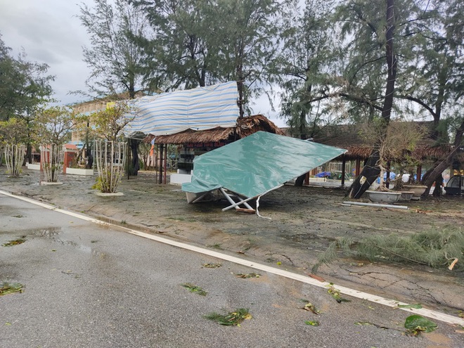 Những thiệt hại ở Quảng Bình sau bão Vamco đi qua - Ảnh 14.