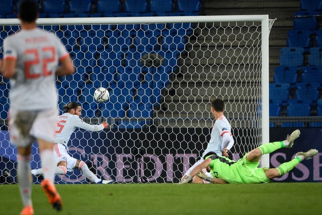 Sergio Ramos gây sốc khi sút hỏng 2 quả penalty, Tây Ban Nha mất ngôi đầu vào tay Đức - Ảnh 3.