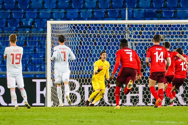 Sergio Ramos gây sốc khi sút hỏng 2 quả penalty, Tây Ban Nha mất ngôi đầu vào tay Đức - Ảnh 5.