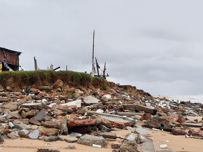 Những thiệt hại ở Quảng Bình sau bão Vamco đi qua - Ảnh 5.