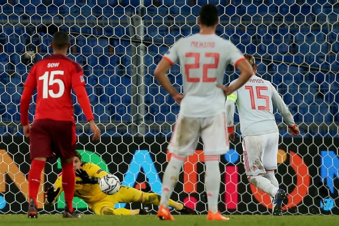 Sergio Ramos gây sốc khi sút hỏng 2 quả penalty, Tây Ban Nha mất ngôi đầu vào tay Đức - Ảnh 6.