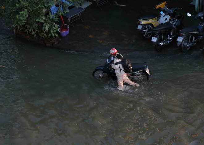 Triều cường dâng cao, đường phố Sài Gòn ngập sâu chiều cuối tuần - Ảnh 6.