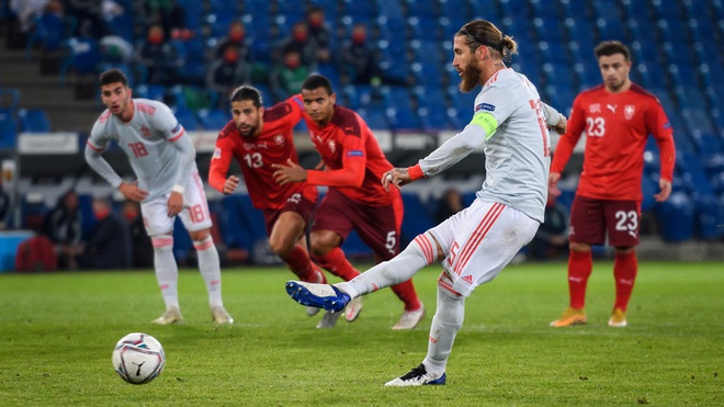 Sergio Ramos gây sốc khi sút hỏng 2 quả penalty, Tây Ban Nha mất ngôi đầu vào tay Đức - Ảnh 7.