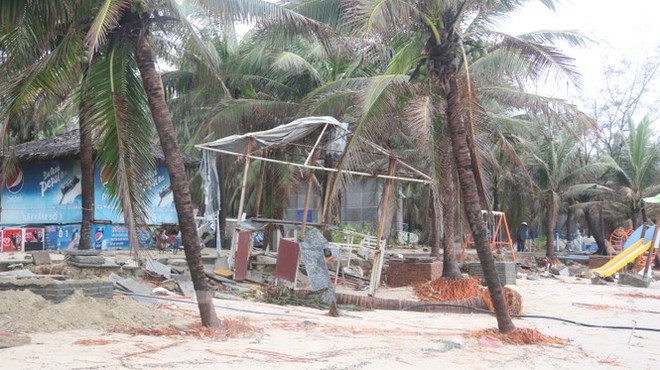 Bãi biển đẹp nhất hành tinh tan hoang sau bão số 13 - Ảnh 8.