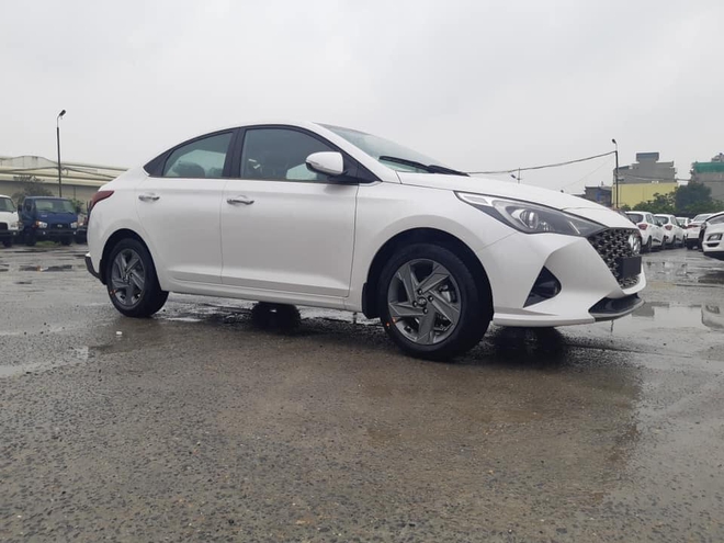 Lộ diện Hyundai Accent 2021 vừa về đại lý, “ngáng đường” Toyota Vios - Ảnh 2.