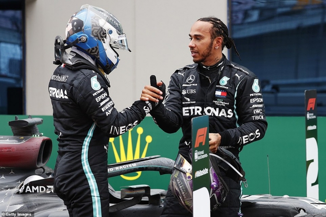 Hamilton bật khóc nức nở khi cân bằng kỷ lục vô địch F1 của Schumacher - Ảnh 4.