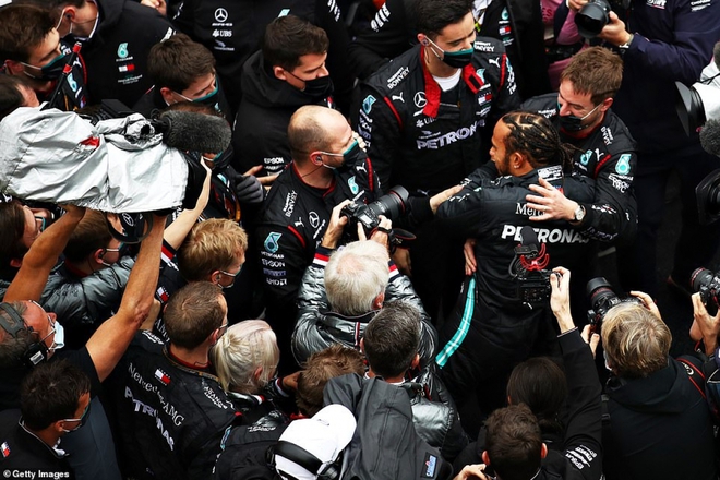 Hamilton bật khóc nức nở khi cân bằng kỷ lục vô địch F1 của Schumacher - Ảnh 9.